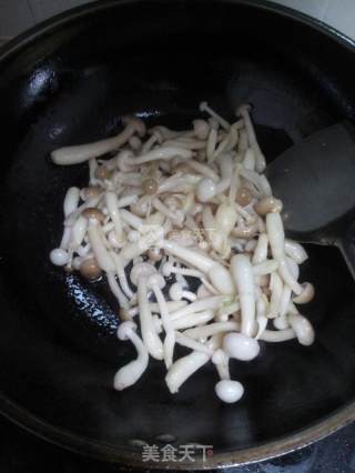 青椒炒海鲜菇的做法步骤：3