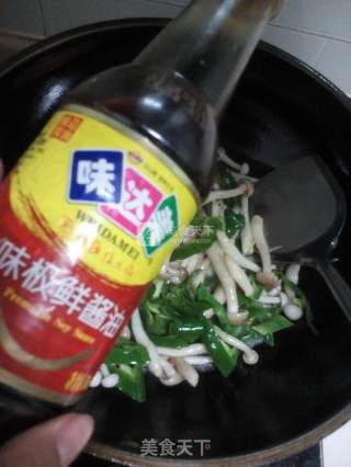 青椒炒海鲜菇的做法步骤：5