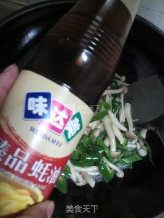 青椒炒海鲜菇的做法步骤：6