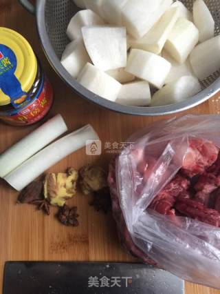 和味萝卜焖牛腩的做法步骤：1