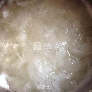 银耳雪梨羹的做法步骤：2
