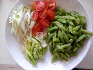 圣女果炒龙豆的做法步骤：2