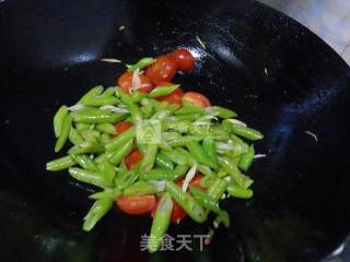 圣女果炒龙豆的做法步骤：4