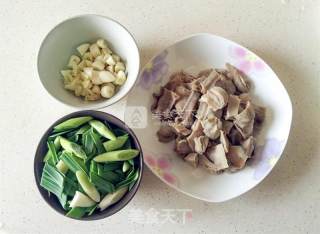 大蒜烧肚块的做法步骤：1