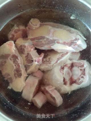 砂锅牛尾炖萝卜的做法步骤：1