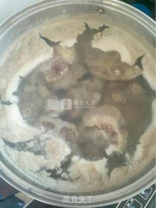 砂锅牛尾炖萝卜的做法步骤：2