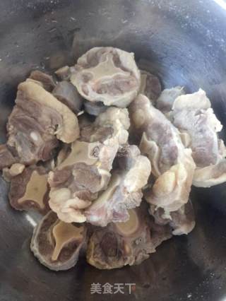 砂锅牛尾炖萝卜的做法步骤：3