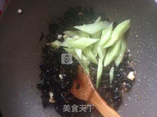 木耳炒鸡蛋的做法步骤：3