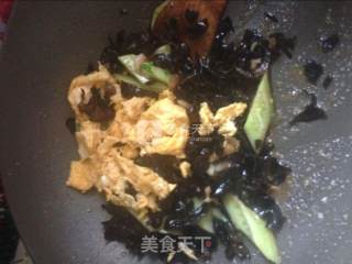 木耳炒鸡蛋的做法步骤：4