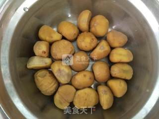 板栗焖鸡的做法步骤：1