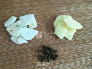 板栗焖鸡的做法步骤：3