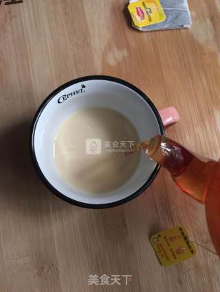 自制香滑奶茶的做法步骤：5