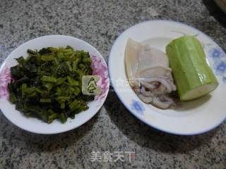 雪菜乌贼炒西葫芦的做法步骤：1