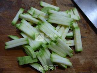 雪菜乌贼炒西葫芦的做法步骤：2