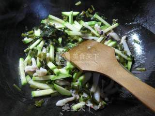 雪菜乌贼炒西葫芦的做法步骤：6