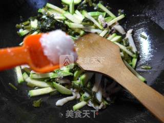 雪菜乌贼炒西葫芦的做法步骤：8