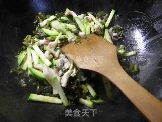 雪菜乌贼炒西葫芦的做法步骤：9