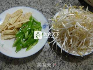 小炒绿豆芽的做法步骤：1