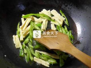 小炒绿豆芽的做法步骤：2
