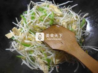 小炒绿豆芽的做法步骤：3