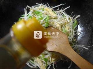 小炒绿豆芽的做法步骤：4