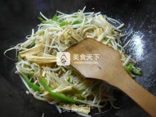 小炒绿豆芽的做法步骤：6