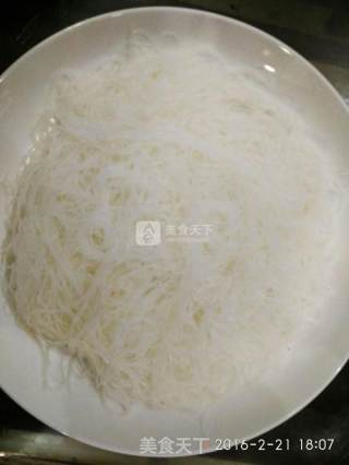 剁椒蒜蓉蒸虾粉丝的做法步骤：2