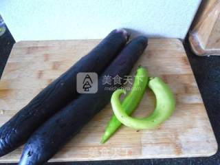 尖椒茄丁的做法步骤：1