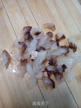 黄瓜拌海蜇头的做法步骤：1