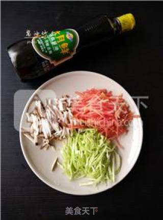 【最原始的炒面】酱油炒面的做法步骤：1