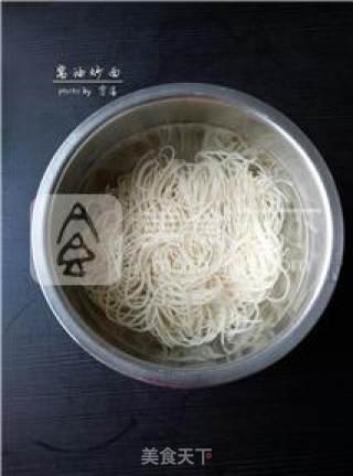 【最原始的炒面】酱油炒面的做法步骤：2