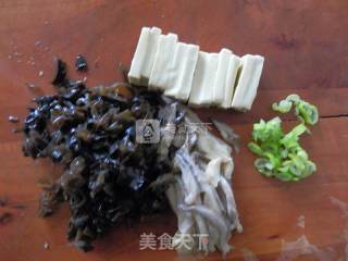 菌菇炒豆干的做法步骤：2