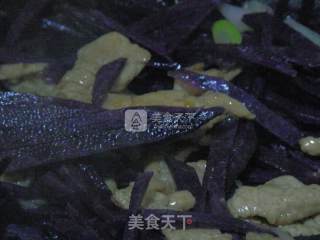 紫土豆炒肉片的做法步骤：8