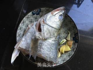红烧鲈鱼头的做法步骤：1