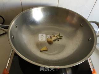红烧鲈鱼头的做法步骤：2