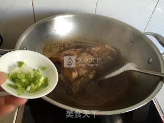 红烧鲈鱼头的做法步骤：8