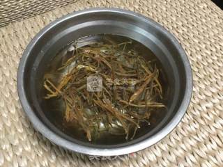 黄花菜炒鸭蛋的做法步骤：1