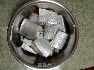 酥脆带鱼的做法步骤：1
