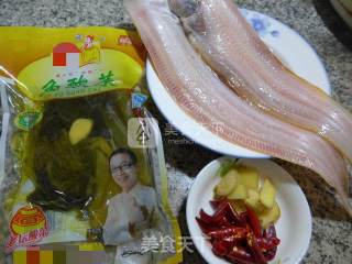 酸菜煮玉秃鱼的做法步骤：1