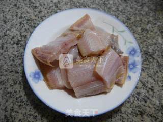 酸菜煮玉秃鱼的做法步骤：2