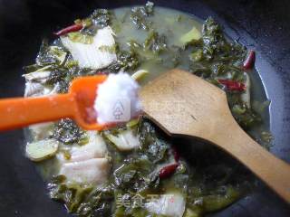 酸菜煮玉秃鱼的做法步骤：11