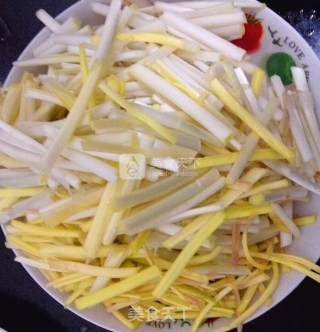 蒜黄炒鸡蛋的做法步骤：1