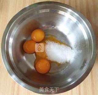 红曲拉花纸杯蛋糕的做法步骤：1