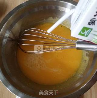 红曲拉花纸杯蛋糕的做法步骤：2