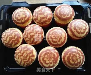 红曲拉花纸杯蛋糕的做法步骤：16