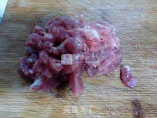 青红双椒炒牛肉丁的做法步骤：1