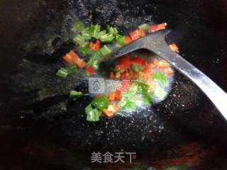 青红双椒炒牛肉丁的做法步骤：7