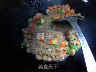 青红双椒炒牛肉丁的做法步骤：8