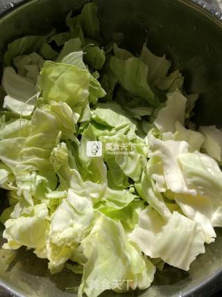 老腊肉手撕包菜的做法步骤：1