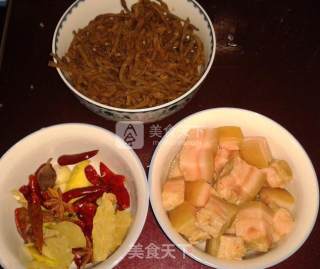 干豇豆烧肉的做法步骤：1